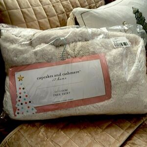 New Cupcakes and Cashmere 52” Cream Faux Fur & Crotchet Christmas Tree Skirt